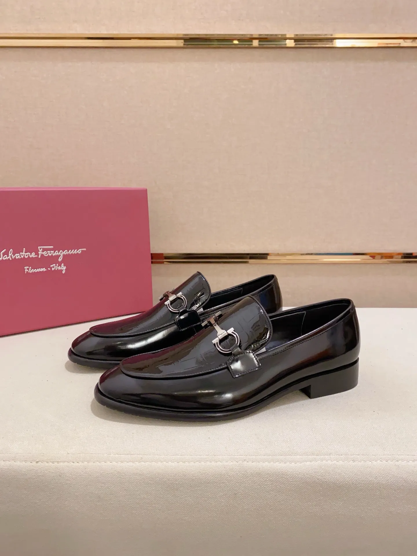 Men's shoes💰: 520💰 High version Ferragamo quality! 🆕🆕Exclusive hot-selling products in stock🔥🔥New products on the shelves, high-quality shoes, high-end driving shoes, with complete packaging! 💪 💪 Material: imported patented cowhide 🐂 + imported high-quality water-dyed cowhide lining + wear-resistant outsole 👍🏻👍🏻 Features: high-end and comfortable, purely handmade 🚀 🚀 Create the perfect shoes that suit you best 🔥 🔥 Size: (38-44) Can be customized 45 non-returnable!